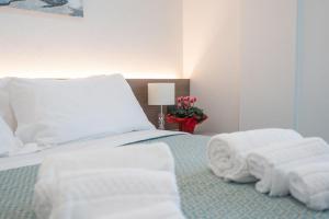 een slaapkamer met witte handdoeken op een bed bij Ferienwohnung für 4 Personen ca 58 qm in Alghero, Sardinien Sassarese in Alghero