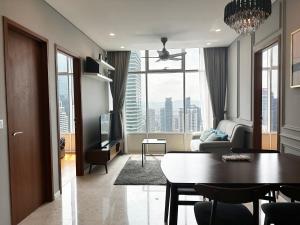sala de estar con mesa y sala de estar con vistas. en High Floor Lux Apartment Across KLCC, en Kuala Lumpur