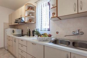 Kuchyň nebo kuchyňský kout v ubytování Ferienwohnung für 4 Personen ca 65 qm in Funtana, Istrien Istrische Riviera