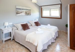 um quarto com 2 camas e uma janela em AG Casa Nosa Playa Pedra do Sal a 500 metros em Lema