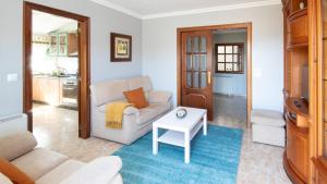a living room with a couch and a table at AG Casa Nosa Playa Pedra do Sal a 500 metros in Lema