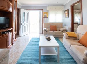 uma sala de estar com um sofá e uma mesa em AG Casa Nosa Playa Pedra do Sal a 500 metros em Lema