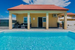 una villa con piscina di fronte a una casa di Ferienhaus mit Privatpool für 4 Personen ca 75 qm in Privlaka, Dalmatien Norddalmatien a Privlaka (Brevilacqua)