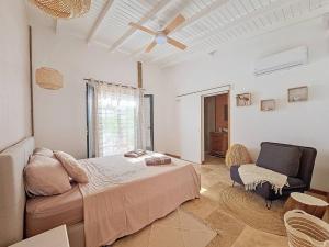 Ένα ή περισσότερα κρεβάτια σε δωμάτιο στο Villa Rainbow Palm Saint-François, Guadeloupe