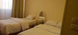 Una cama o camas en una habitación de Memphis Pyramids View