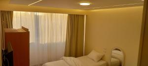 Una cama o camas en una habitación de Memphis Pyramids View