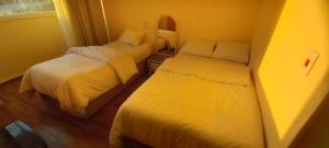 Una cama o camas en una habitación de Memphis Pyramids View
