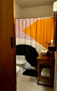 Et badeværelse på Cálido y céntrico departamento!