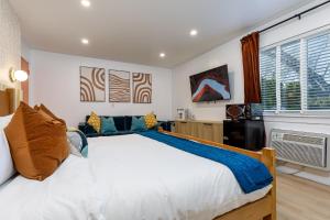 a bedroom with a large white bed and a window at Quail Park Lodge in Kanab