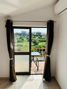 uma vista para uma varanda com uma mesa e uma janela em Portimao Central Holiday Guesthouse em Portimão