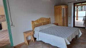 - une chambre avec un lit et une porte donnant sur une terrasse dans l'établissement Ferienwohnung für 6 Personen ca 80 qm in Pittulongu, Sardinien Gallura - b53984, à Olbia