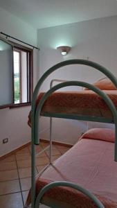 Ce lit superposé se trouve dans un dortoir doté d'une fenêtre. dans l'établissement Ferienwohnung für 6 Personen ca 80 qm in Pittulongu, Sardinien Gallura - b53984, à Olbia