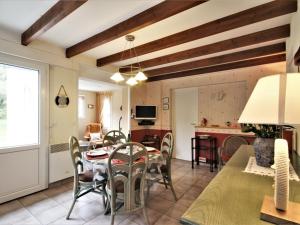 uma sala de jantar e sala de estar com mesa e cadeiras em Gîte La Turballe, 3 pièces, 4 personnes - FR-1-306-968 em La Turballe