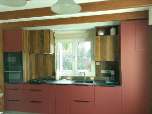 uma cozinha com armários vermelhos, um lavatório e uma janela em Gîte La Turballe, 3 pièces, 4 personnes - FR-1-306-968 em La Turballe