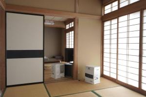 une pièce vide avec une porte ouverte sur un bureau dans l'établissement 布施温泉ステイ　ウエスト, à Saku