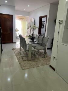 einen Esstisch und Stühle im Wohnzimmer in der Unterkunft Edna's AP in Praia