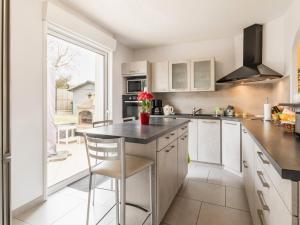 Kuchyň nebo kuchyňský kout v ubytování Charmant gîte familial à La Baule avec jardin, terrasse, WiFi et équipements bébé - FR-1-306-1073 + 8 fotografií