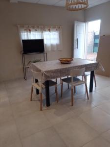 una sala da pranzo con tavolo e sedie in pietra di Apart Los Laureles a Villa Regina