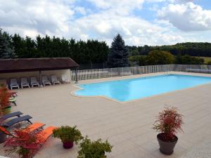 The swimming pool at or close to Gîte Villentrois-Faverolles-en-Berry, 6 pièces, 10 personnes - FR-1-591-47