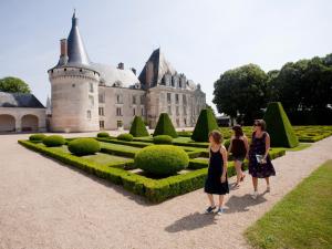drei Frauen gehen durch einen Garten vor einem Schloss in der Unterkunft Gîte Martizay, 3 pièces, 4 personnes - FR-1-591-67 in Martizay