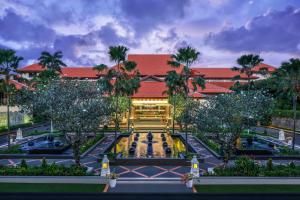 un edificio con una fuente frente a un edificio en The Westin Resort Nusa Dua, Bali en Nusa Dua