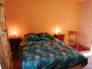 ein Schlafzimmer mit einem Bett und zwei Kerzen auf einem Tisch in der Unterkunft Gîte Bazoches-les-Gallerandes, 3 pièces, 4 personnes - FR-1-590-155 in Bazoches-les-Gallerandes