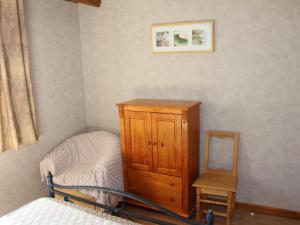 1 dormitorio con cama, tocador y espejo en Gîte Halles-sous-les-Côtes, 3 pièces, 5 personnes - FR-1-585-6, 