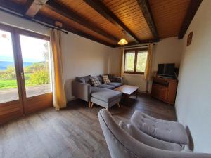 TV a/nebo společenská místnost v ubytování Gîte confortable à Basse-sur-le-Rupt - 3 chambres, terrasse, proche La Bresse - FR-1-589-42