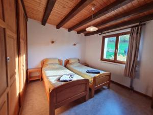1 dormitorio con 2 camas y ventana en Gîte Basse-sur-le-Rupt, 4 pièces, 6 personnes - FR-1-589-42, en Basse-sur-le-Rupt