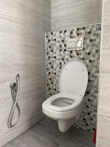 - une salle de bains avec des toilettes blanches dans une cabine dans l'établissement Dar sammoud S+1, à Kelibia