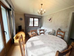 Katil atau katil-katil dalam bilik di Gîte spacieux à Saulxures-sur-Moselotte: proche lac, pistes de ski, équipements bébé, animaux acceptés - FR-1-589-145