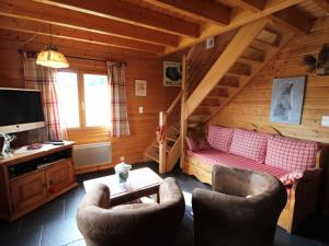 un soggiorno con divano e sedie in una cabina di Gîte Le Tholy, 4 pièces, 6 personnes - FR-1-589-233 a Le Tholy