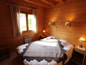 una camera con un letto in una baita di tronchi di Gîte Le Tholy, 4 pièces, 6 personnes - FR-1-589-233 a Le Tholy