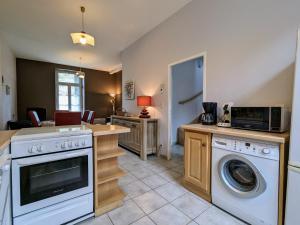 une cuisine avec une machine à laver et un lave-linge dans l'établissement Gîte confortable 3 chambres au bord de l'Allier - FR-1-582-16, à Saint-Julien-des-Chazes