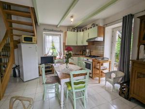 Η κουζίνα ή μικρή κουζίνα στο Gîte cosy "shabby chic" avec sauna privé, grand terrain et randonnées à proximité - FR-1-589-256 +23 φωτογραφίες