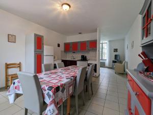 eine Küche und ein Esszimmer mit einem Tisch und Stühlen in der Unterkunft Gîte Saint-Julien-des-Chazes, 4 pièces, 6 personnes - FR-1-582-11 in Saint-Julien-des-Chazes