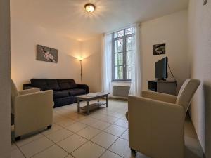 ein Wohnzimmer mit einem Sofa und einem TV in der Unterkunft Gîte Saint-Julien-des-Chazes, 4 pièces, 6 personnes - FR-1-582-11 in Saint-Julien-des-Chazes