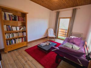 sala de estar con sofá púrpura y estante para libros en Gîte Le Chambon-sur-Lignon, 9 pièces, 15 personnes - FR-1-582-21, en Le Chambon-sur-Lignon