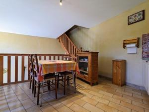 uma sala de jantar com uma mesa e uma escada em Gîte Le Brignon, 3 pièces, 4 personnes - FR-1-582-177 em Le Brignon