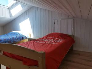 - une chambre avec un lit et une couverture rouge dans l'établissement Gîte Arlempdes, 5 pièces, 8 personnes - FR-1-582-107, à Arlempdes