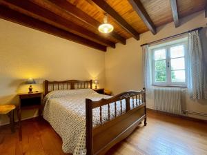 een slaapkamer met een houten bed en een raam bij Gîte Araules, 4 pièces, 6 personnes - FR-1-582-235 in Araules