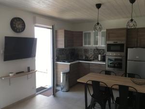 eine Küche mit einem Tisch und Stühlen sowie ein Esszimmer in der Unterkunft Maison rénovée proche mer avec terrasse, parking privé et wifi à Barbâtre - FR-1-426-440 in Barbâtre + 19 Fotos