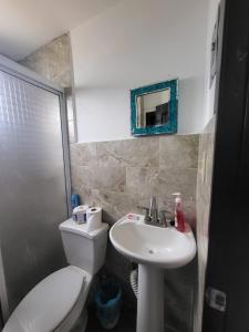 La salle de bains est pourvue de toilettes et d'un lavabo. dans l'établissement Departamentos velasco, à Tijuana