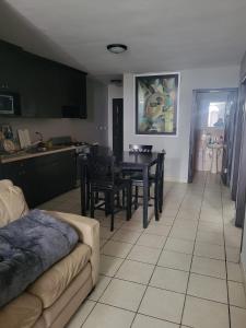 a kitchen and dining room with a table and chairs at Departamentos velasco in Tijuana