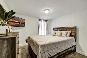 a bedroom with a bed and a painting on the wall at Bella’s BnB in Comfort