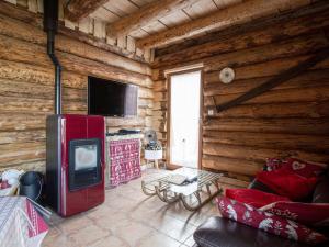 Μια τηλεόραση ή/και κέντρο ψυχαγωγίας στο Chalet Authentique en Forêt, 6 Pers, Proche Gérardmer, Sentiers & Stations de Ski - FR-1-589-378