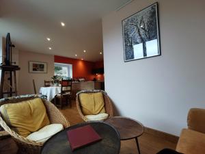 - un salon avec une table et des chaises ainsi qu'une salle à manger dans l'établissement Gîte Le Puy-en-Velay, 3 pièces, 4 personnes - FR-1-582-331, au Puy-en-Velay