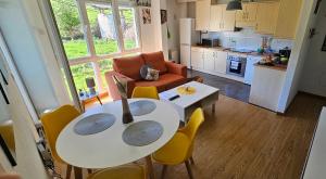 sala de estar con mesa y sillas y cocina en Nuevo Apartamento Vacacional en Cantabria, en Renedo de Piélagos