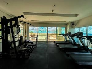 a gym with several tread machines in a room at Flat Confortável para Família ou a Trabalho, ao lado dos Ministérios e ESPLANADA, grande, completo, academia e no centro da cidade, em Saint Moritz Brasília Hotel in Brasília