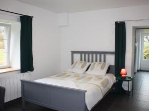a bedroom with a large bed with green curtains at Charmant gîte en montagne, 3 étoiles, proche randonnées et Alsace, tout confort avec terrasse. - FR-1-589-391 in Rupt-sur-Moselle